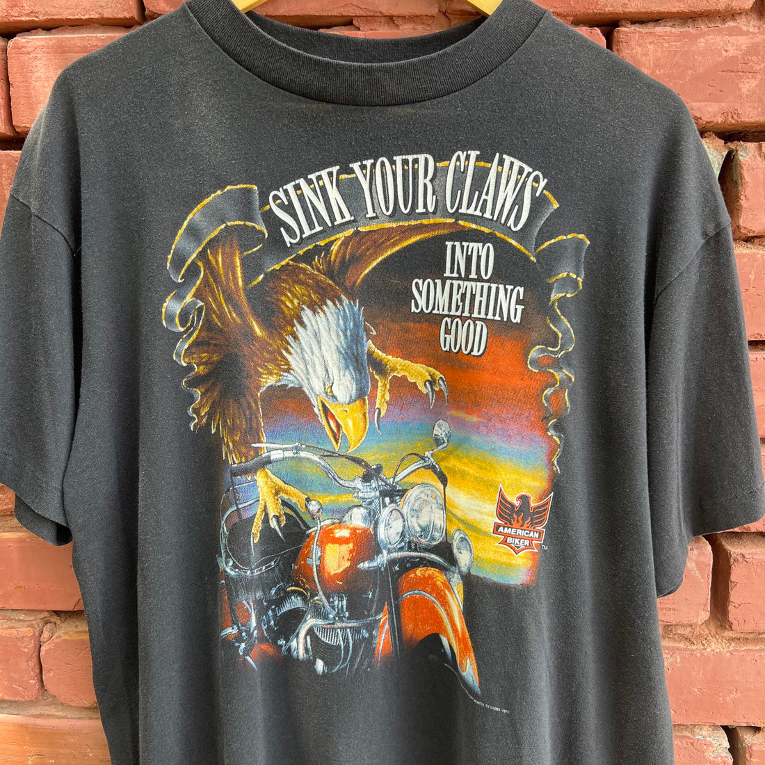 Vintage Harley Davidson 3D Emblem 1993 Fort Worth, TX Sink Your Claws T Shirt