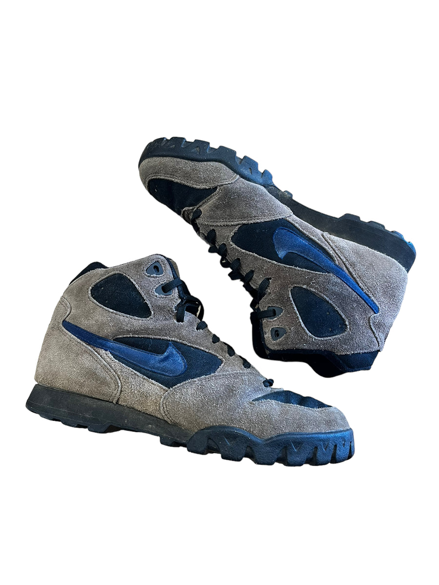 NIKE HIKING BOOTS - SIZE MEN’S 8