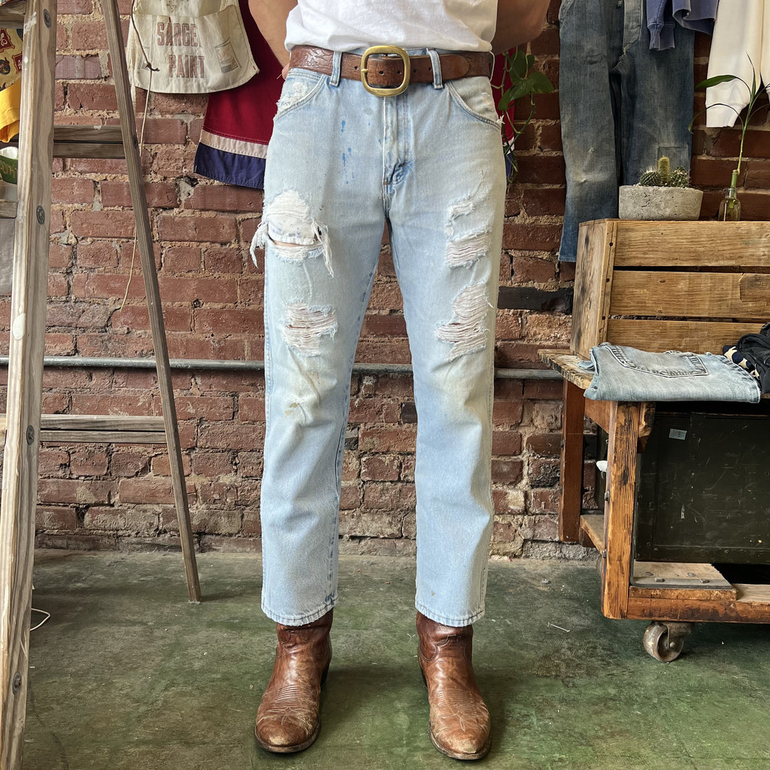 Vintage Faded and Distressed Straight Leg Jeans Light Wash Thrashed 32x30