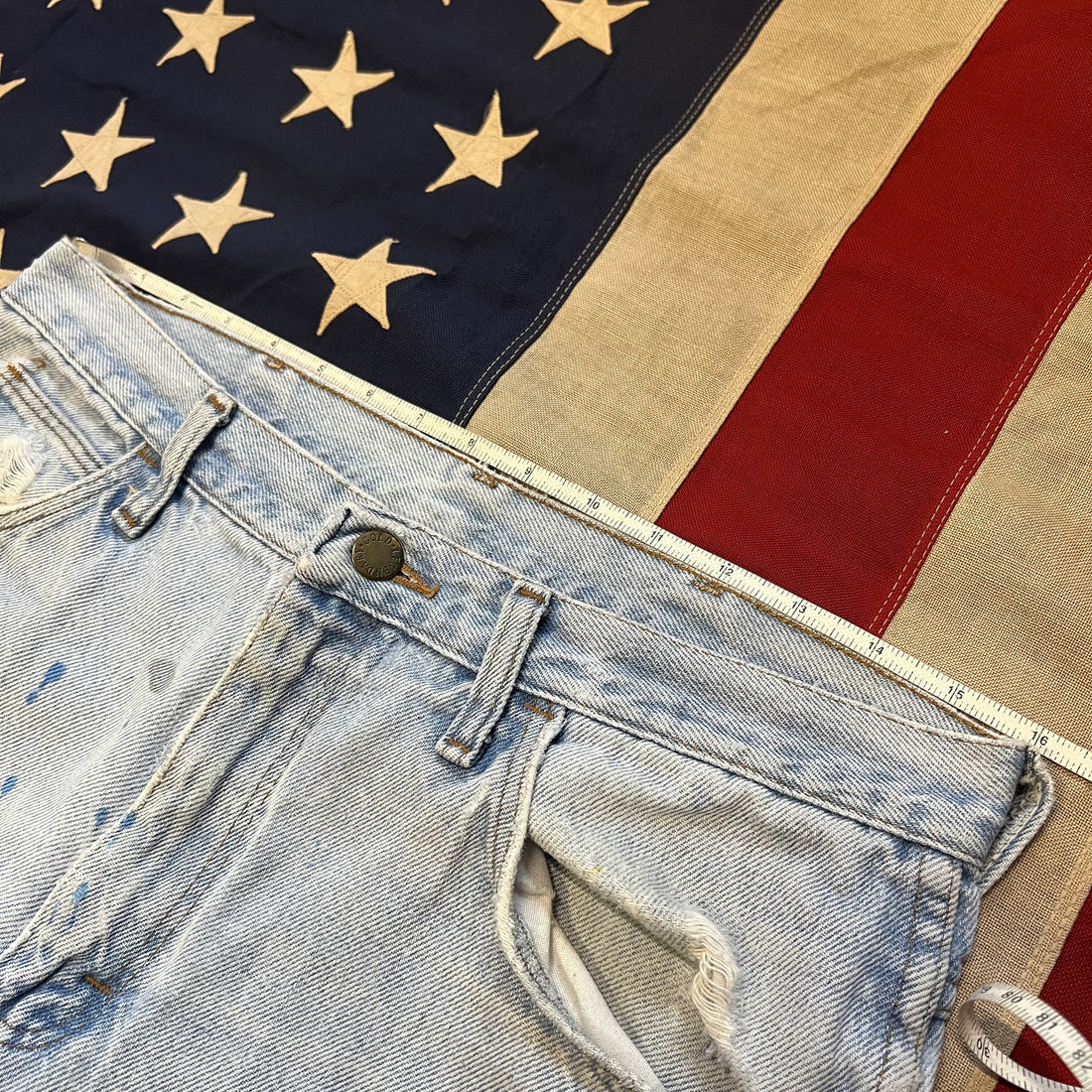 Vintage Faded and Distressed Straight Leg Jeans Light Wash Thrashed 32x30