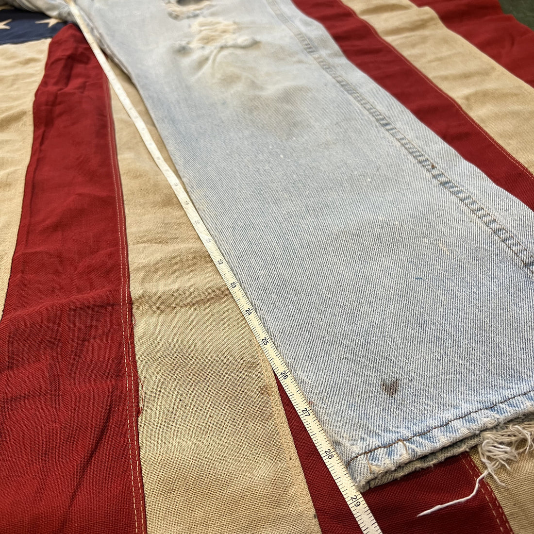 Vintage Faded and Distressed Straight Leg Jeans Light Wash Thrashed 32x30